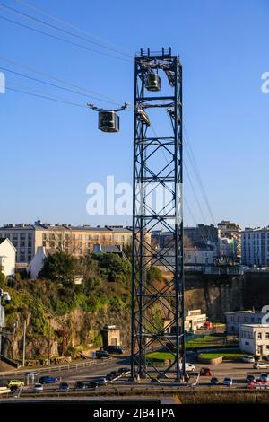 Téléphérique au-dessus de la rivière Penfeld entre le centre-ville et le centre culturel et commercial des ateliers des Capucins dans l'ancien bâtiment Arsenal Banque D'Images