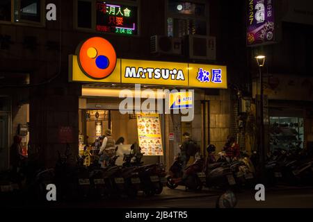 L'avant du magasin de Matsuya, chaîne de restaurants japonais qui sert principalement gyumeshi (gyudon), donburi, et teishoku, dans le centre-ville de Taipei la nuit Banque D'Images