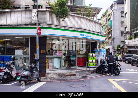 FamilyMart, le 2nd magasin de proximité le plus populaire de Taïwan, dans le centre-ville. En date du 2018 janvier, FamilyMart compte 3165 magasins dans tout Taïwan. Banque D'Images