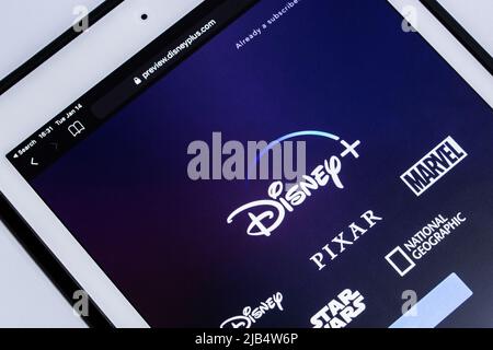 Page Web Disney+ (Disney plus) sur iPad. Disney+ est un service de streaming de vidéo à la demande par abonnement aux États-Unis par la division DTCC de Walt Disney Co Banque D'Images