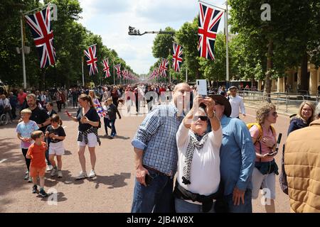 Les gens prennent un selfie dans le Mall. Le week-end du Jubilé de platine de la reine Elizabeth II commence aujourd'hui avec Trooping la couleur. Le Trooping de la couleur marque traditionnellement l'anniversaire officiel de la Reine et 1 400 soldats, 200 chevaux et 400 musiciens défilent pour la reine Elizabeth II, et l'événement se termine par un flicast de la RAF comme la famille royale d'observation depuis le balcon de Buckingham Palace. Cette année, la couleur sera trooped par 1st Battalion Irish Guards. Banque D'Images