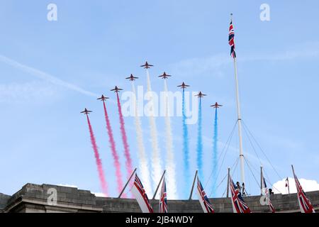 Londres, Royaume-Uni. 02nd juin 2022. Les flèches rouges survolent Admiralty Arch. Le week-end du Jubilé de platine de la reine Elizabeth II commence aujourd'hui avec Trooping la couleur. Le Trooping de la couleur marque traditionnellement l'anniversaire officiel de la Reine et 1 400 soldats, 200 chevaux et 400 musiciens défilent pour la reine Elizabeth II, et l'événement se termine par un flicast de la RAF comme la famille royale d'observation depuis le balcon de Buckingham Palace. Cette année, la couleur sera trooped par 1st Battalion Irish Guards. Crédit : Paul Marriott/Alay Live News Banque D'Images