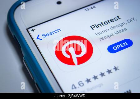 Pinterest, un réseau social et de partage d'images aux États-Unis conçu pour enregistrer et découvrir des informations et des idées sous forme de tableaux d'affichage, dans l'App Store sur iPhone Banque D'Images