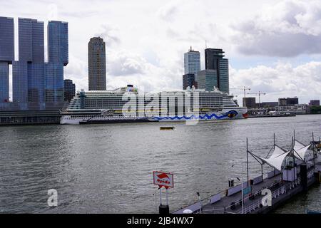 Le bateau de croisière AIDA Prima de la marque AIDA Cruises est ancré dans le port de Rotterdam, aux pays-Bas, sur 26 mai 2022. Banque D'Images