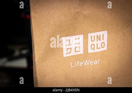 Kumamoto, Japon - Jul 29 2020 : logo de marque d'UNIQLO, imprimé sur un sac à provisions en papier brun. LifeWear est le concept de produit d'UNIQLO. Banque D'Images