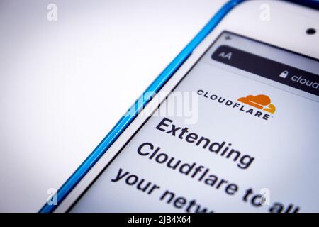 Logo de Cloudflare, société américaine d'infrastructure et de sécurité Web, sur iPhone. Cloudflare a annoncé le lancement de la nouvelle plate-forme sans serveur Workers Unbound en juillet 2020 Banque D'Images