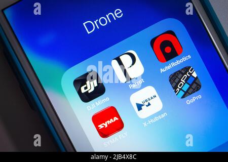 Kumamoto, Japon - 7 mai 2020 : marques populaires de drone et d'action-CAM (DJI, Parrot, Autel Robotics, SYMA, X-Hubsan et GoPro) sur iOS. Banque D'Images