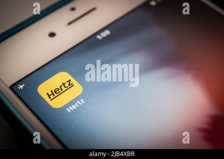 Application Hertz sur iPhone. Hertz est une société de location de voitures aux États-Unis basée en Floride, qui exploite 10 200 sociétés et franchisés dans le monde entier Banque D'Images