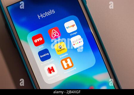 Chaîne d'hôtels, agences de voyages et sociétés de réservation sur iPhone (OYO, Airbnb Trivago, Booking.com, Expedia, Agoda, hotels.com et Hostelworld). Banque D'Images