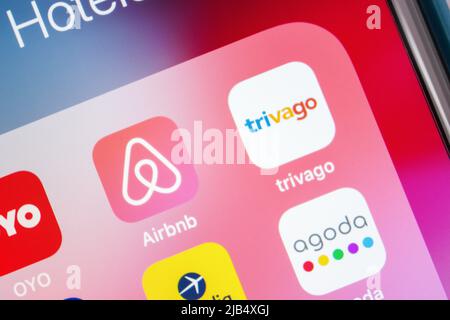 Kumamoto, Japon - 7 mai 2020 : icône de Trivago, le premier moteur de recherche d'hôtels en Allemagne, avec d'autres hôtels / agences de voyages / réservations sur iPhone. Banque D'Images