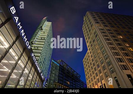 Entrée de la gare Potsdamer Platz et Bahntower sur la gauche et Beisheim-Centre avec Ritz Carlton Hotel sur la droite dans la soirée à Potsdamer Banque D'Images