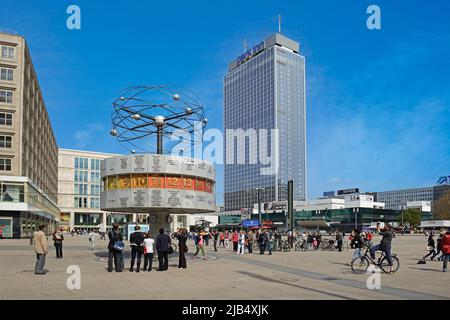 World Time Clock et Park Inn Hotel am Alexanderplatz, Berlin Mitte, Allemagne Banque D'Images