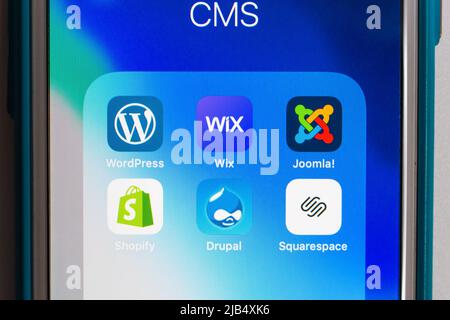 Kumamoto, Japon - 7 mai 2020 : icônes CMS populaires (WordPress, Wix, Joomla!, Shopify, Drupal et Squrespace) sur l'écran de l'iPhone. Banque D'Images