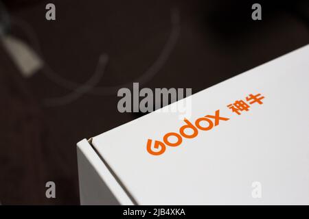 Kumamoto, Japon - 29 mai 2020 : le logo de GODOX, un fabricant chinois d'équipement photo professionnel, imprimé sur la boîte du produit. Banque D'Images