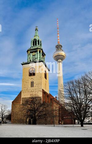 Eglise Sainte Marie de 1250 et Tour de télévision, Alexanderplatz, Berlin Mitte, Allemagne Banque D'Images