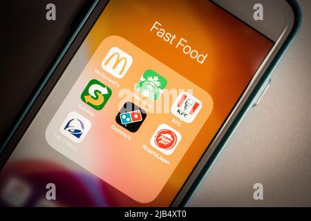 Chaînes américaines populaires de restaurants, cafés et marques de plats à emporter (livraison) (McDonald's, Starbucks, KFC, Subway, Domino's, PizzaHut et Taco Bell) sur iPhone Banque D'Images