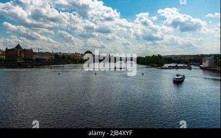 Paysage de la ville de Prague avec la Vltava depuis le pont Charles pendant la belle journée de printemps Banque D'Images