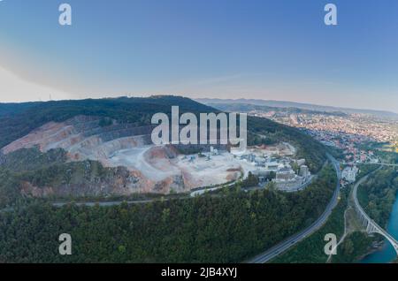 Vue aérienne par drone de la carrière près de Nova Gorica, slovénie. 0pen carrière visible sur une colline avec terrasses et tout. Banque D'Images