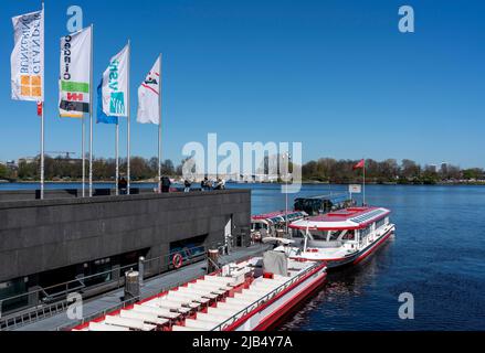 Bateau à vapeur Alster à la Jungfernstieg sur le lac intérieur Alster, Hambourg, Allemagne Banque D'Images