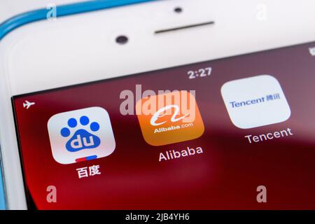 Kumamoto, Japon - 5 2020 mars : icônes de BAT, les plus grands géants technologiques de la Chine, sur un iPhone. Baidu, Alibaba et Tencent sont les 3 premières entreprises technologiques en Chine. Banque D'Images