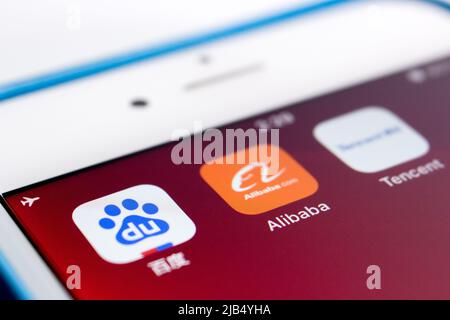 Gros plan sur le logo Alibaba, fondé le 4 avril 1999 à Hangzhou, dans le Zhejiang, avec des logos de grandes entreprises chinoises de technologie (Baidu, Tencent et Huawei) sur un iPhone. Banque D'Images