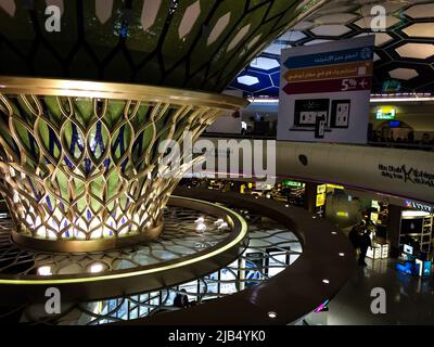 Abu Dhabi, eau - 29 novembre 2016 : intérieur de l'aéroport international d'Abu Dhabi. L'aéroport est le 2nd plus grand des Émirats arabes Unis après l'aéroport international de Dubaï Banque D'Images
