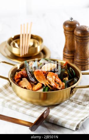 Mélanger le crabe épicé, les moules, les palourdes, la soupe de crevettes sur le Golden Pan et la soupe de nouilles aux fruits de mer coréens Jjampong Banque D'Images