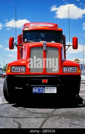 CAMION AMÉRICAIN, rouge, marque Kenworth, parking sur autoroute, États-Unis Banque D'Images