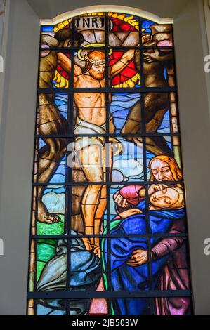 Fenêtre colorée avec le Christ sur la croix, église paroissiale de la ville de Saint-Pierre et de Paul, 'le Dom des Westallgaeus', église néo-baroque de 1914 Banque D'Images