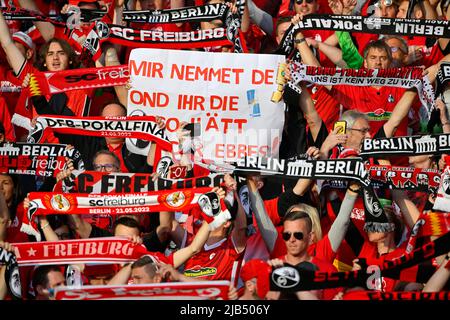 Fanblock SC Freiburg SCF, finale de la coupe DFB 79th, Olympiasstadion, Berlin, Allemagne Banque D'Images