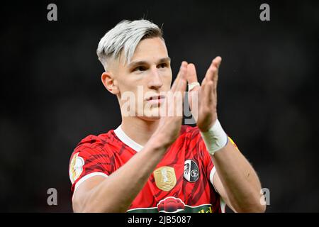 Nico Schlotterbeck SC Freiburg SCF remercie les fans, geste, gestes, finale de la coupe DFB 79th, Olympiastadion, Berlin, Allemagne Banque D'Images