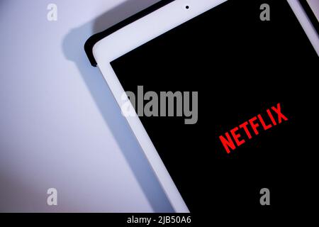 Kumamoto, Japon - 7 mai 2020 : logo Netflix sur iPad. Netflix, Inc. Est un fournisseur de services de médias et une société de production aux États-Unis dont le siège est situé à Los Gatos, en Californie Banque D'Images