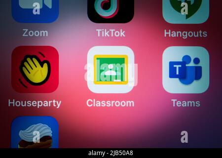 Kumamoto, Japon - 7 mai 2020 : l'image rapprochée de l'application Google Classroom, un service web gratuit développé par Google pour les écoles, sur l'écran de l'iPhone. Banque D'Images
