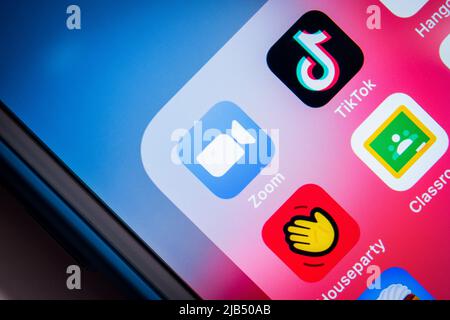 Application Zoom, vidéophonie et services de chat en ligne sur iPhone. Zoom Video Communications, Inc. Est une société de technologie américaine dont le siège social est situé à San Jose, en Californie Banque D'Images