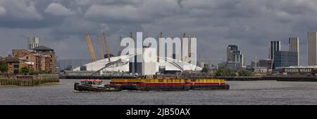 LONDRES, Royaume-Uni - 01 JUIN 2022 : vue panoramique de la Tamise à Greenwich avec Barge et Millennium Dome en arrière-plan Banque D'Images