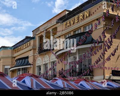 LONDRES, Royaume-Uni - 01 JUIN 2022 : vue extérieure du pub Trafalgar Tavern à Greenwich avec Union Jack Bunting Banque D'Images