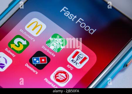 Chaînes américaines populaires de restaurants, cafés et marques de plats à emporter (livraison) (McDonald's, Starbucks, KFC, Subway, Domino's, PizzaHut et Taco Bell) sur iPhone. Banque D'Images