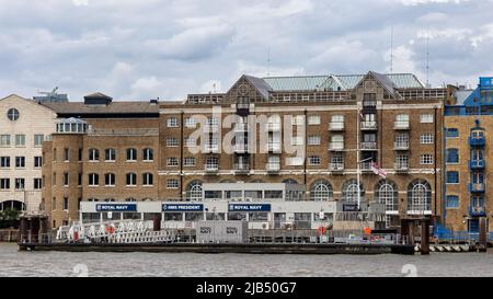 LONDRES, Royaume-Uni - 01 JUIN 2022: Vue de l'établissement de la rive HMS President - siège de la division de Londres de la Royal Naval Reserve sur la rivière Thame Banque D'Images