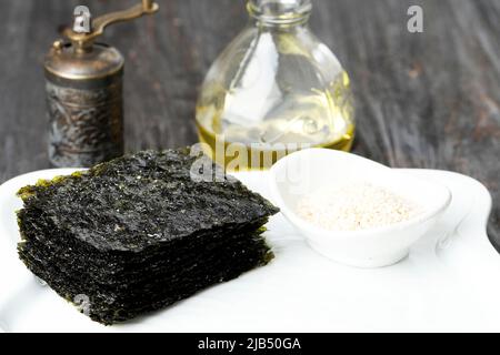 Feuille de Nori Laver croustillante salée sur plaque blanche, populaire au Japon et en Corée pour les sushis et les kimbap Banque D'Images