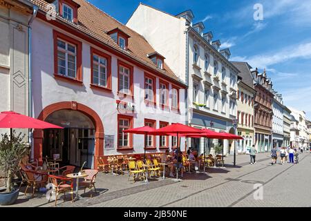 Typique, scène de rue, sièges extérieurs, parasol, café extrablatt, Rue commerçante, clients, passants, zone piétonne, Haupptsrasse 53, Vieille ville Banque D'Images