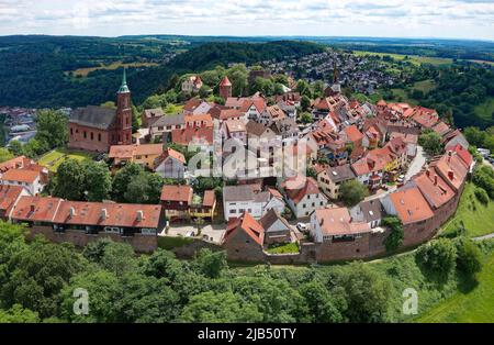Vue aérienne, château, Bergfeste Dilsberg am Neckar, haut château médiéval perché sur le Neckar, près de Neckarsteinach, Bade-Wurtemberg, Allemagne Banque D'Images
