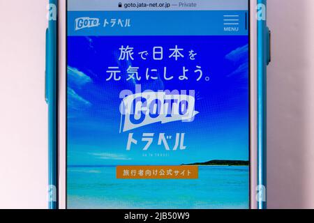 Kumamoto / JAPON - Nov 17 2020 : le site GoTo Travel du Japon sur iPhone. Traduction : Voyage pour revitaliser le Japon, site officiel pour les voyageurs Banque D'Images