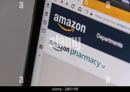 Logo d'Amazon Pharmacy, une pharmacie en ligne américaine par Amazon.com, sur son site Web. Il a été lancé le 17 novembre 2020, offrant initialement le service uniquement aux États-Unis Banque D'Images