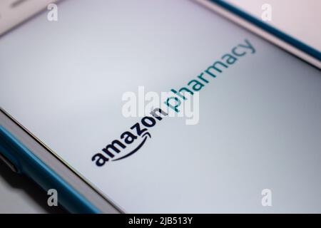 Logo d'Amazon Pharmacy, une pharmacie en ligne américaine par Amazon.com, sur iPhone. Il a été lancé le 17 novembre 2020, offrant initialement le service uniquement aux États-Unis Banque D'Images