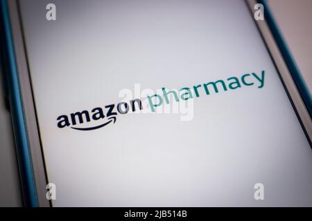 Logo d'Amazon Pharmacy, une pharmacie en ligne américaine par Amazon.com, sur iPhone. Il a été lancé le 17 novembre 2020, offrant initialement le service uniquement aux États-Unis Banque D'Images