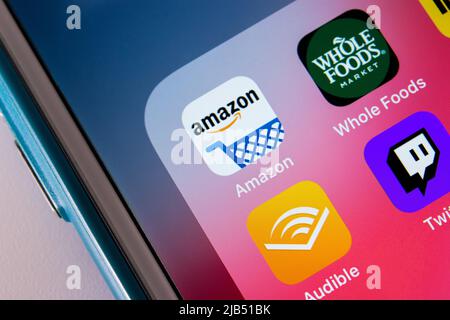 Kumamoto / JAPON - octobre 3 2020 : Amazon et ses filiales (Whole Foods, IMDB, Audible, Twitch et Alexa) sur l'écran de l'iPhone. Banque D'Images