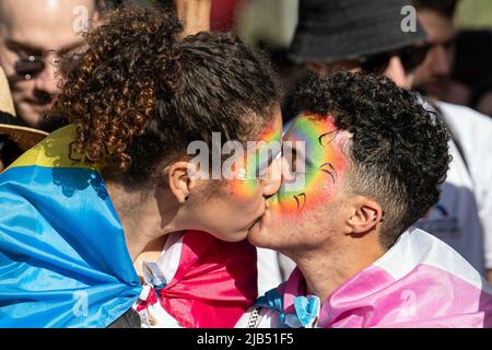 Jérusalem, Israël. 02nd juin 2022. (NOTE DE LA RÉDACTION: À utiliser seulement pour illustrer l'événement ci-dessous) les participants baiser pendant la Marche annuelle de la fierté et de la tolérance de Jérusalem 20th à Jérusalem. Des milliers de membres de la communauté LGBTQ et leurs partisans ont participé à la parade. Crédit : SOPA Images Limited/Alamy Live News Banque D'Images