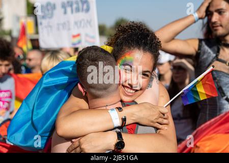 Jérusalem, Israël. 02nd juin 2022. (NOTE DE LA RÉDACTION: À utiliser seulement pour illustrer l'événement ci-dessous) les participants se sont embrassés à la Marche annuelle de la fierté et de la tolérance de Jérusalem 20th à Jérusalem des milliers de membres de la communauté LGBTQ et leurs partisans ont participé à la parade. Crédit : SOPA Images Limited/Alamy Live News Banque D'Images