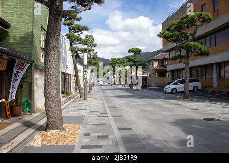 Jinmon-dori, rue menant à la porte d'entrée du sanctuaire Izumo Taisha, par beau temps. La rue a beaucoup de café, des magasins de souvenirs et de bonbons locaux. Banque D'Images