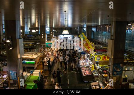 Shimonoseki, Yamaguchi / JAPON - août 14 2020 : vue en grand angle de Carato Ichiba. Il y a des boutiques de sushis et des restaurants de fruits de mer dans le marché. Banque D'Images